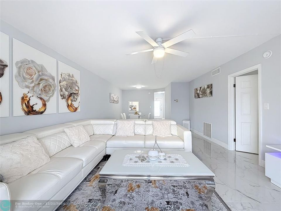 For Sale: $339,000 (2 beds, 2 baths, 980 Square Feet)