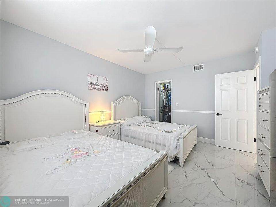 For Sale: $339,000 (2 beds, 2 baths, 980 Square Feet)