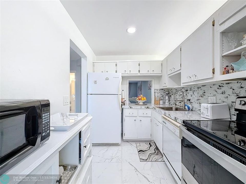 For Sale: $339,000 (2 beds, 2 baths, 980 Square Feet)