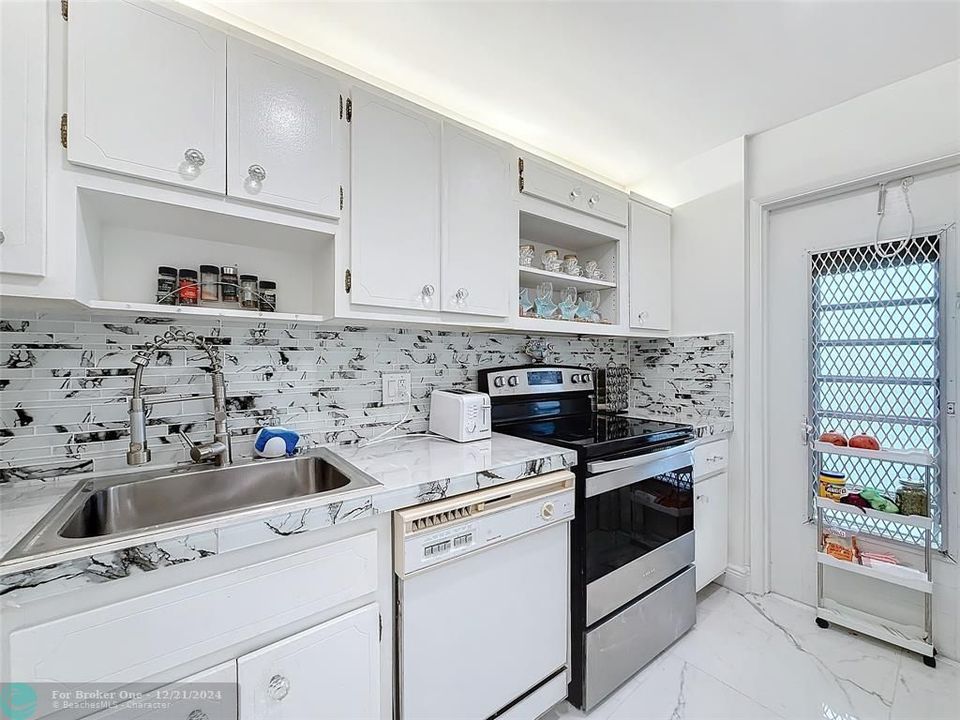 For Sale: $339,000 (2 beds, 2 baths, 980 Square Feet)