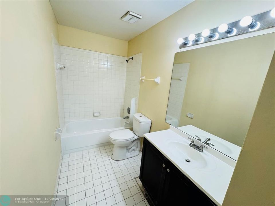 For Sale: $215,000 (2 beds, 2 baths, 1096 Square Feet)