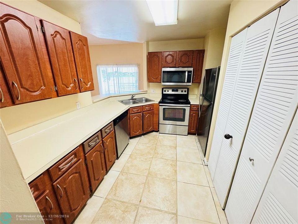 For Sale: $215,000 (2 beds, 2 baths, 1096 Square Feet)