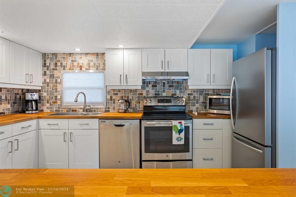 For Sale: $209,800 (2 beds, 1 baths, 698 Square Feet)