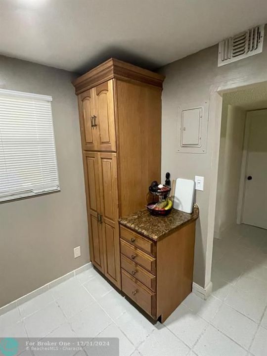 For Rent: $1,800 (1 beds, 1 baths, 810 Square Feet)