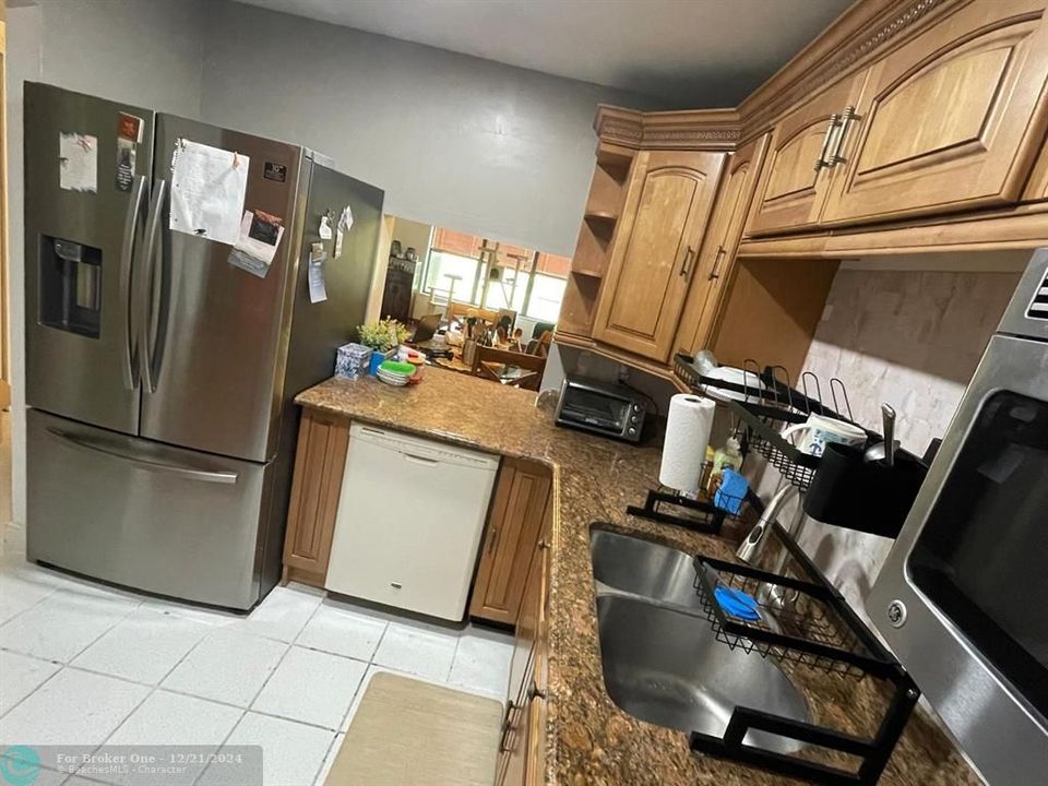 For Rent: $1,800 (1 beds, 1 baths, 810 Square Feet)