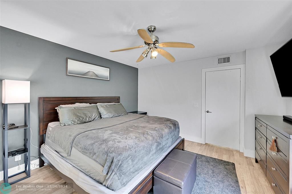 For Sale: $379,500 (2 beds, 2 baths, 1236 Square Feet)