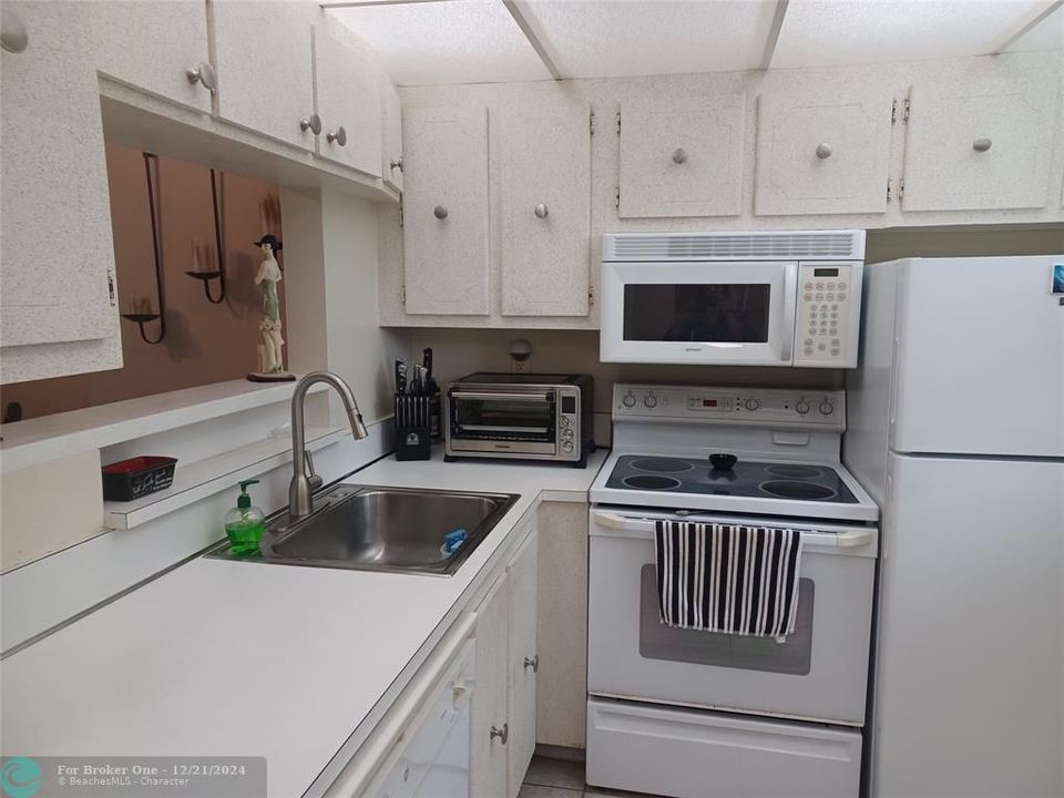 For Rent: $2,000 (1 beds, 1 baths, 734 Square Feet)