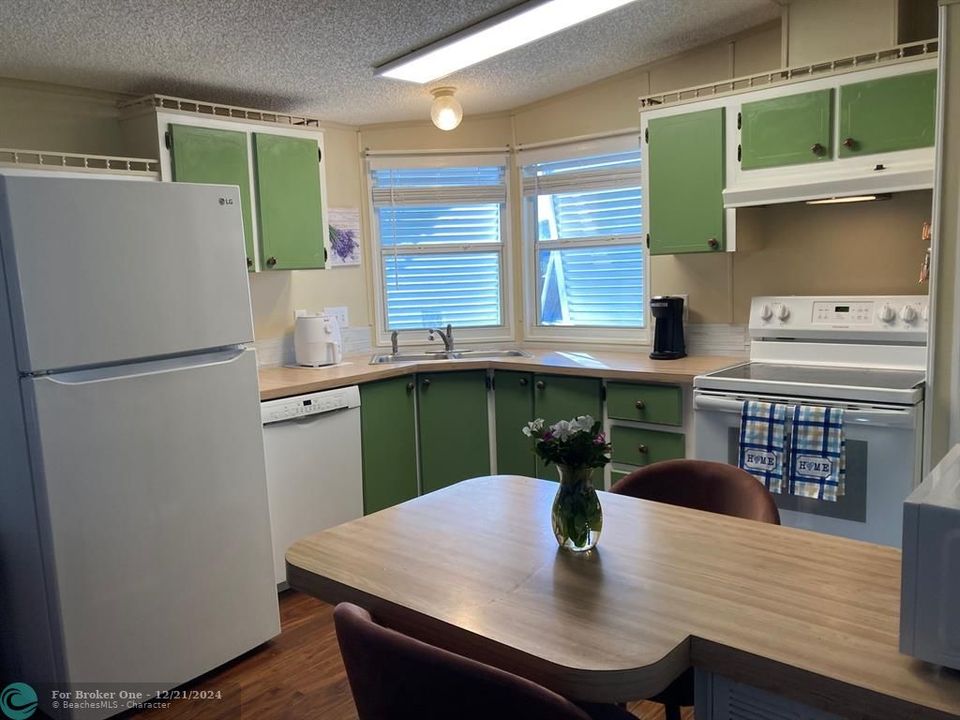 For Sale: $189,000 (2 beds, 2 baths, 1387 Square Feet)