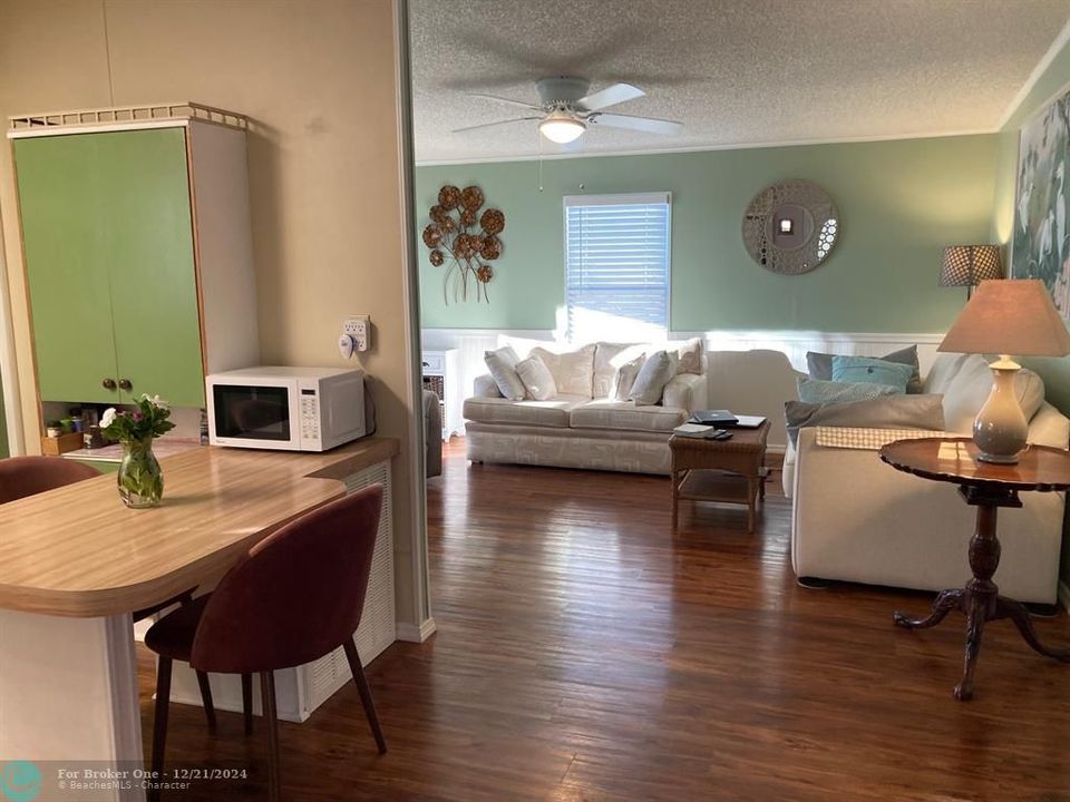 For Sale: $189,000 (2 beds, 2 baths, 1387 Square Feet)