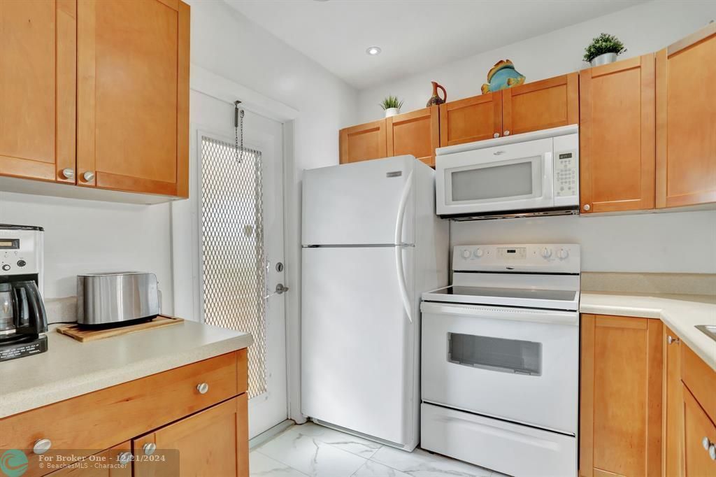 For Sale: $170,000 (2 beds, 2 baths, 944 Square Feet)