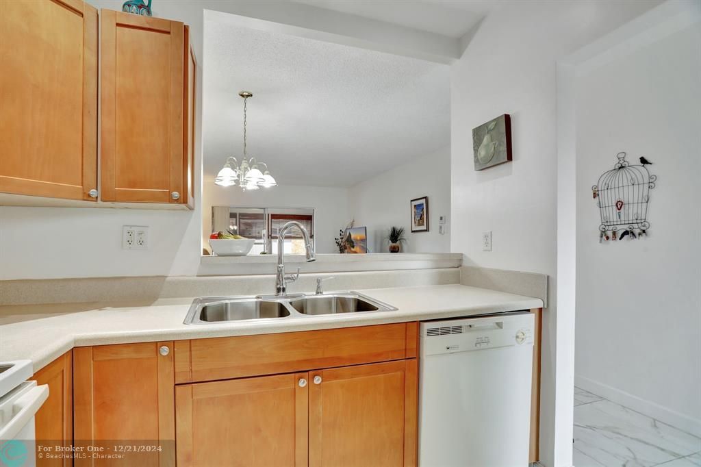 For Sale: $170,000 (2 beds, 2 baths, 944 Square Feet)