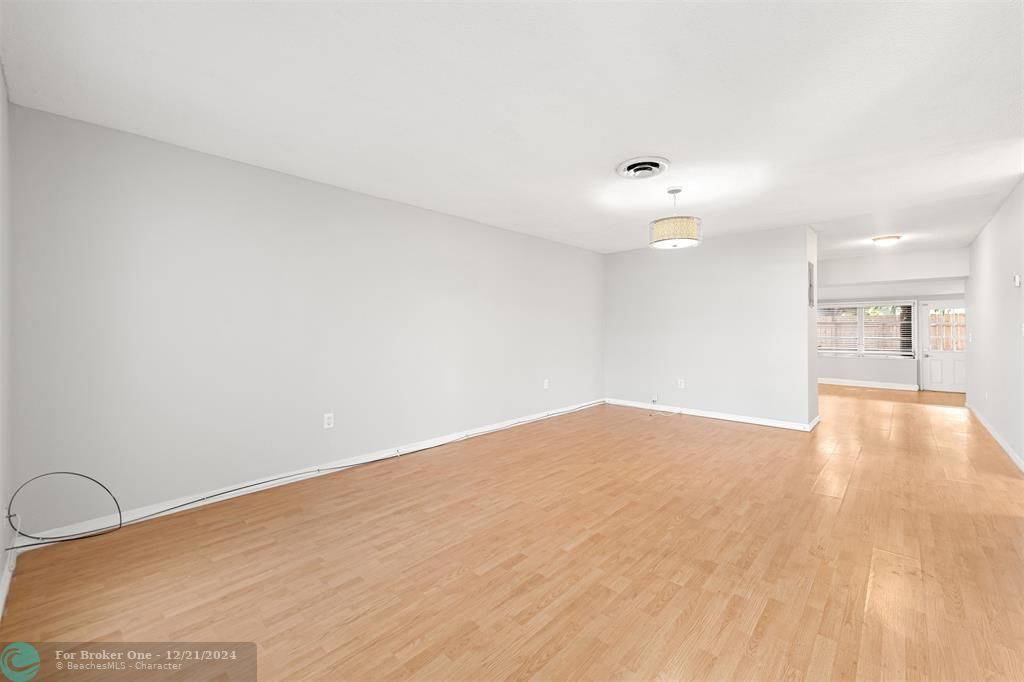 For Sale: $2,500 (2 beds, 2 baths, 1274 Square Feet)