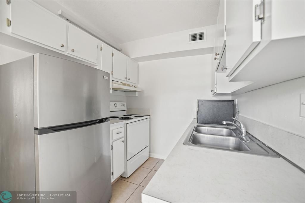 For Rent: $1,595 (1 beds, 1 baths, 900 Square Feet)