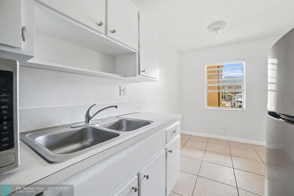 For Rent: $1,595 (1 beds, 1 baths, 900 Square Feet)