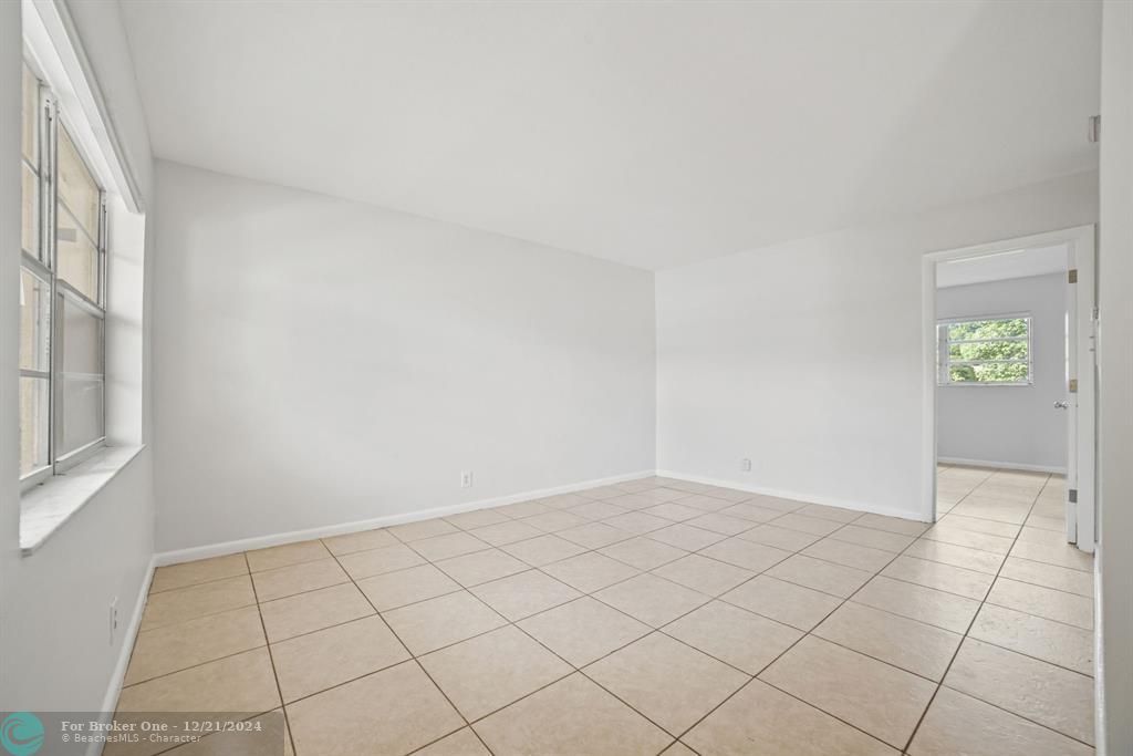 For Rent: $1,595 (1 beds, 1 baths, 900 Square Feet)