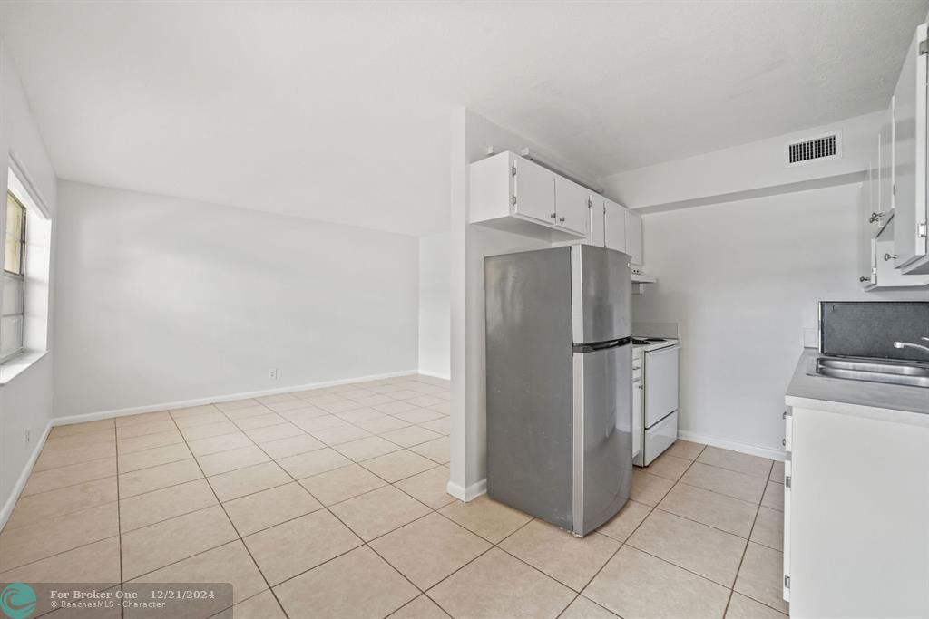 For Rent: $1,595 (1 beds, 1 baths, 900 Square Feet)