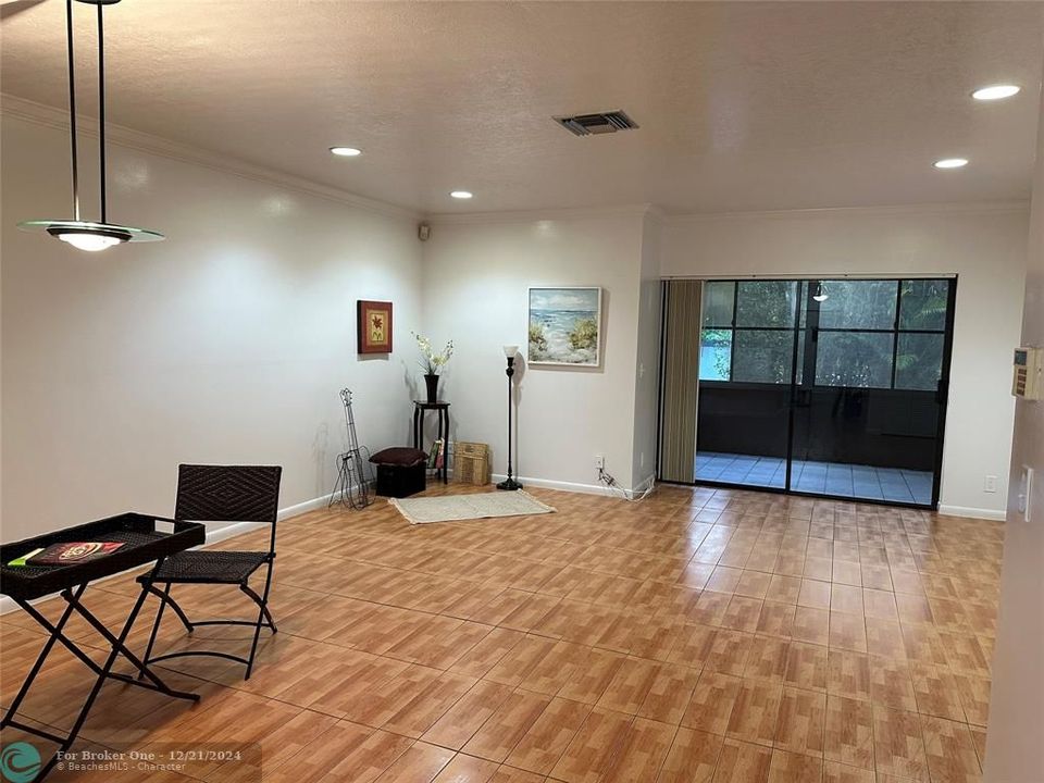 For Sale: $245,000 (2 beds, 2 baths, 1174 Square Feet)