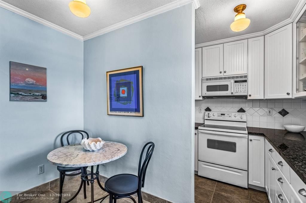 For Sale: $449,999 (2 beds, 2 baths, 870 Square Feet)