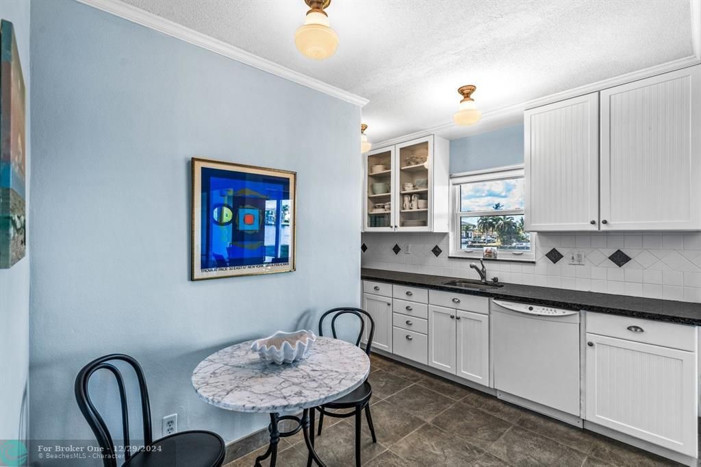 For Sale: $449,999 (2 beds, 2 baths, 870 Square Feet)