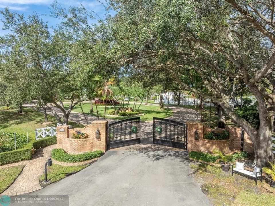 For Sale: $6,990,000 (5 beds, 4 baths, 6415 Square Feet)