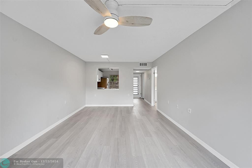 For Sale: $99,795 (1 beds, 1 baths, 661 Square Feet)