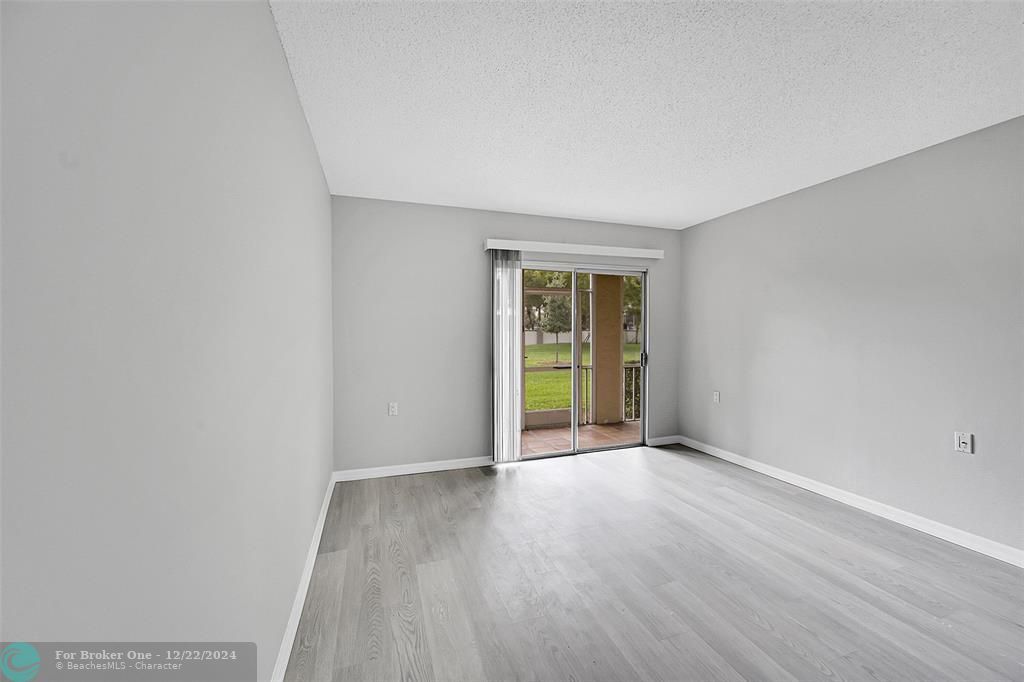 For Sale: $99,795 (1 beds, 1 baths, 661 Square Feet)