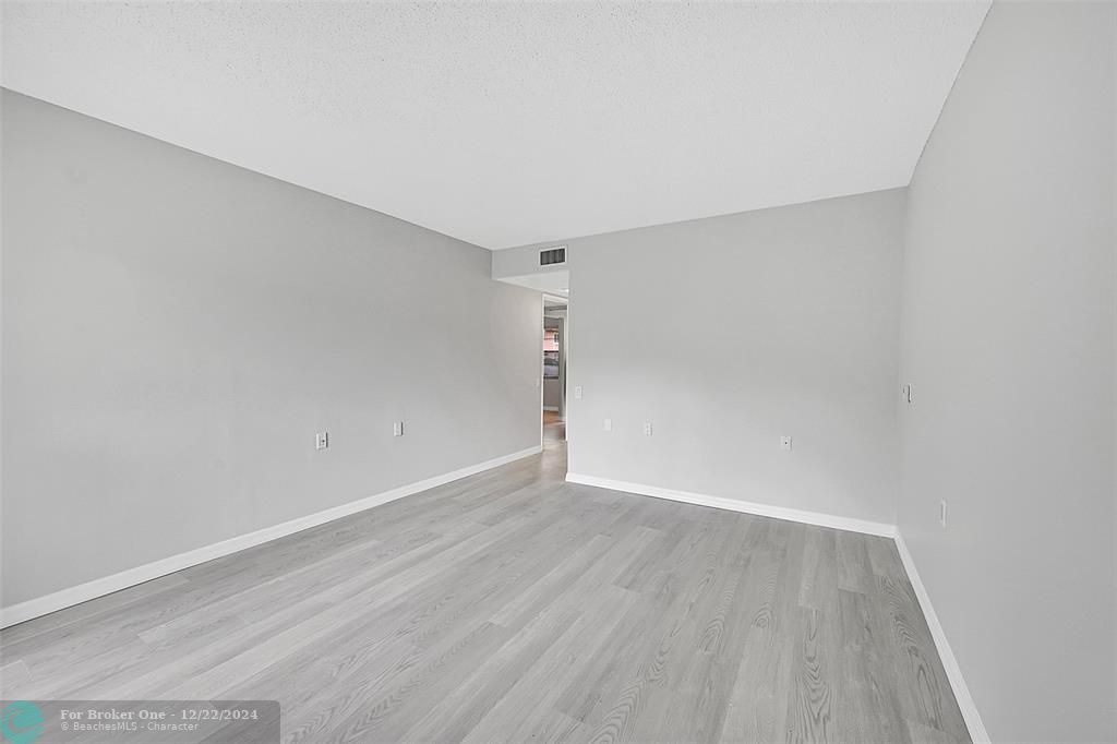 For Sale: $99,795 (1 beds, 1 baths, 661 Square Feet)