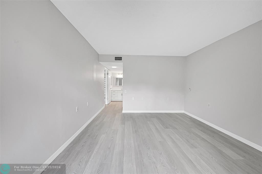 For Sale: $99,795 (1 beds, 1 baths, 661 Square Feet)