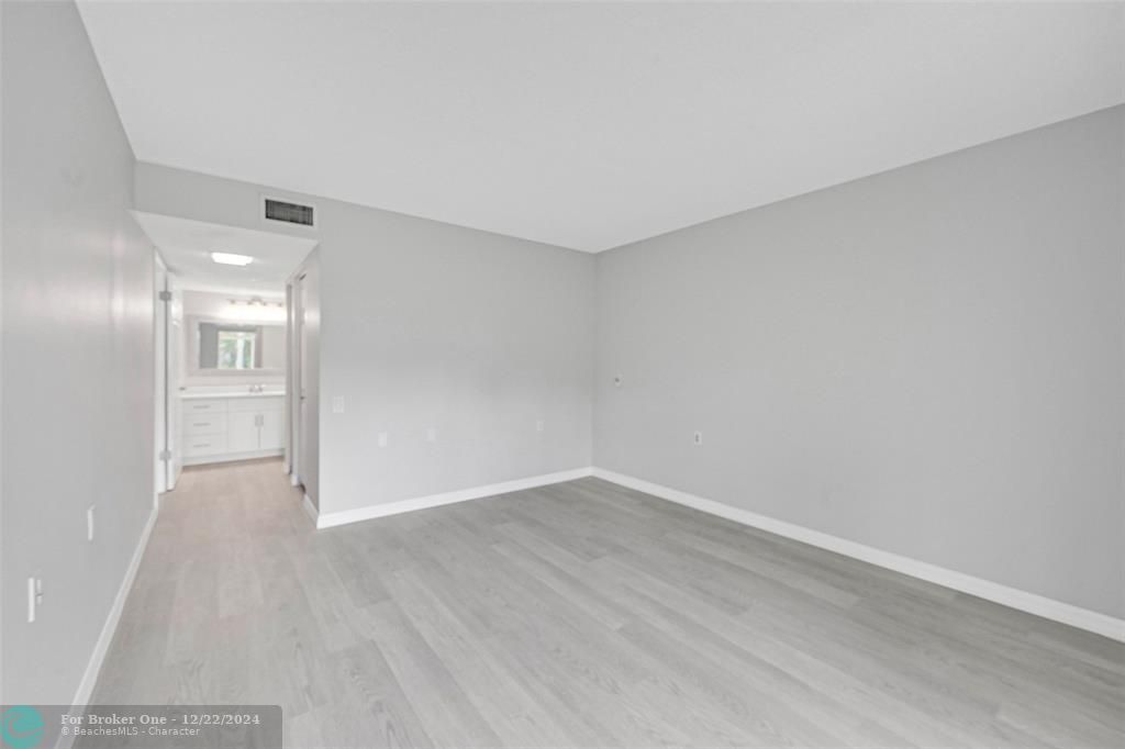 For Sale: $99,795 (1 beds, 1 baths, 661 Square Feet)