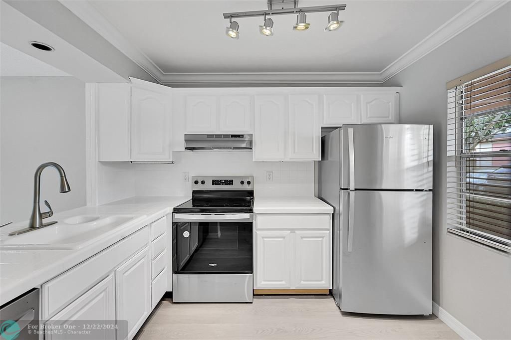 For Sale: $99,795 (1 beds, 1 baths, 661 Square Feet)