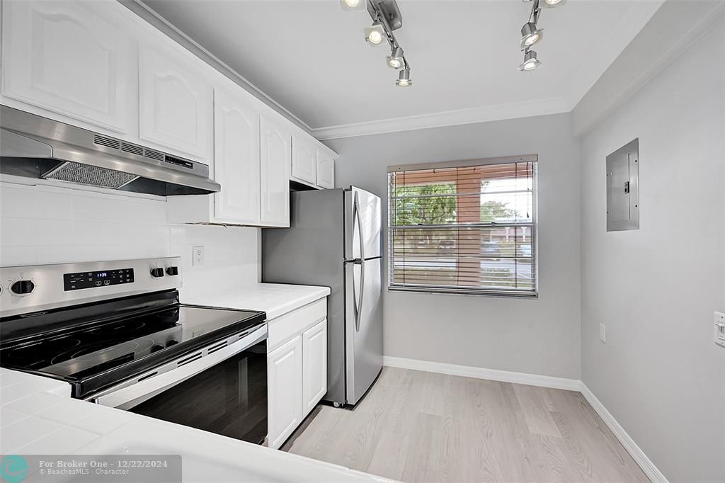 For Sale: $99,795 (1 beds, 1 baths, 661 Square Feet)