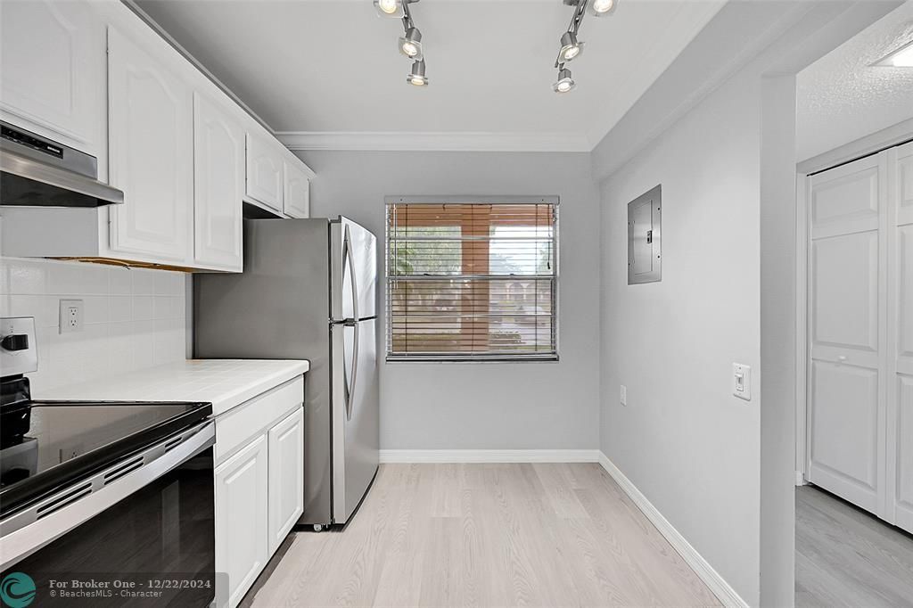 For Sale: $99,795 (1 beds, 1 baths, 661 Square Feet)