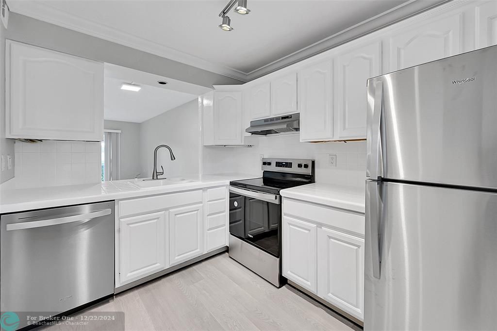 For Sale: $99,795 (1 beds, 1 baths, 661 Square Feet)