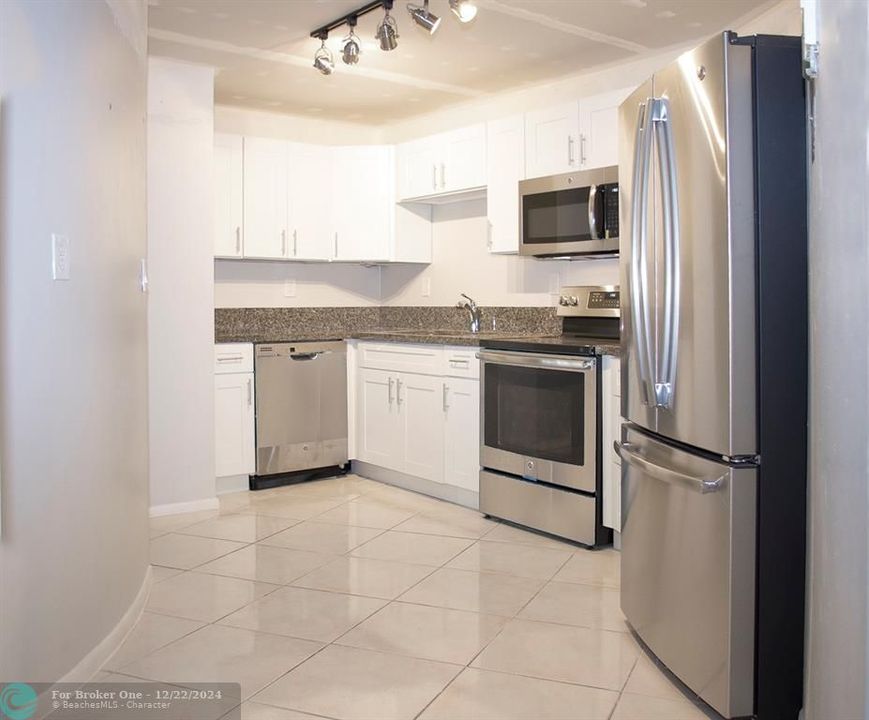 For Sale: $235,000 (1 beds, 1 baths, 875 Square Feet)