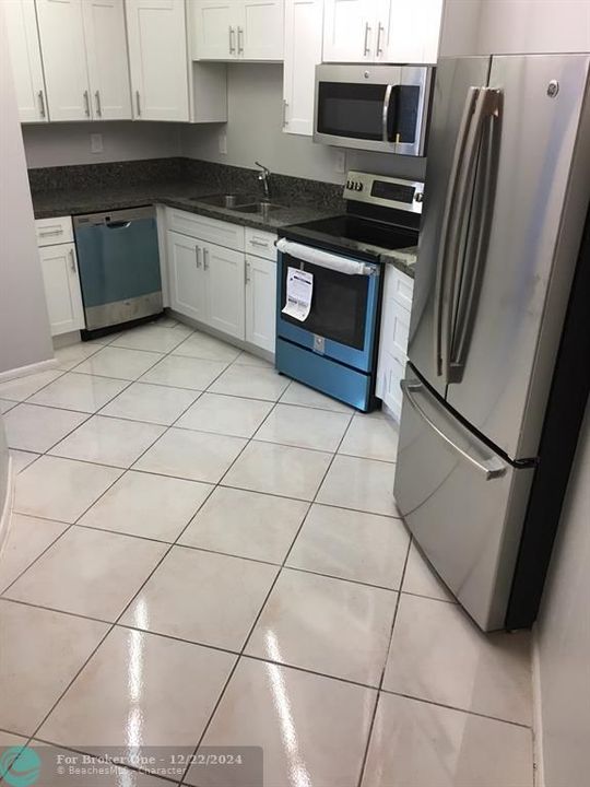 For Sale: $235,000 (1 beds, 1 baths, 875 Square Feet)