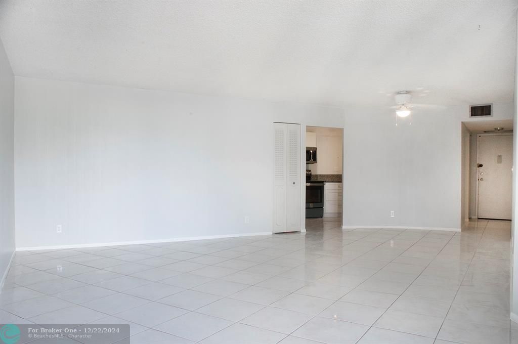 For Sale: $235,000 (1 beds, 1 baths, 875 Square Feet)