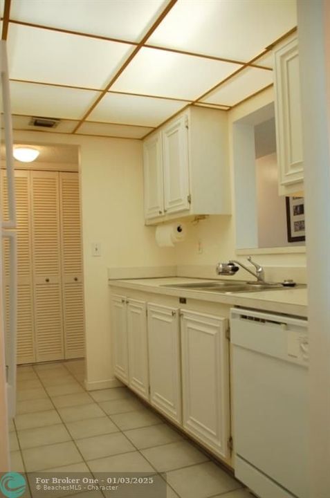 For Sale: $350,000 (2 beds, 2 baths, 947 Square Feet)