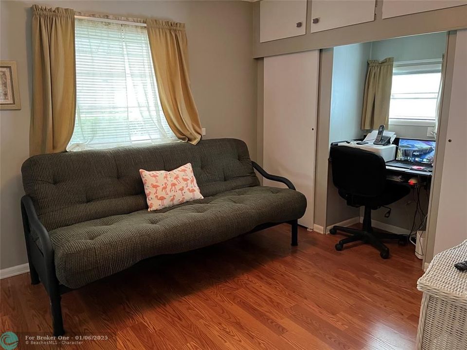 For Sale: $189,000 (2 beds, 1 baths, 970 Square Feet)