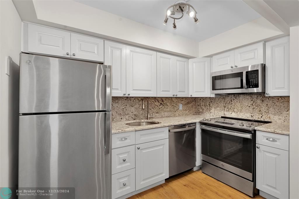 For Sale: $324,900 (2 beds, 2 baths, 815 Square Feet)