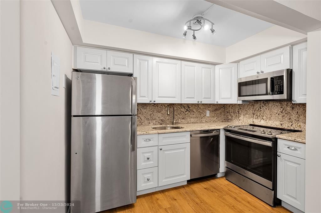 For Sale: $324,900 (2 beds, 2 baths, 815 Square Feet)