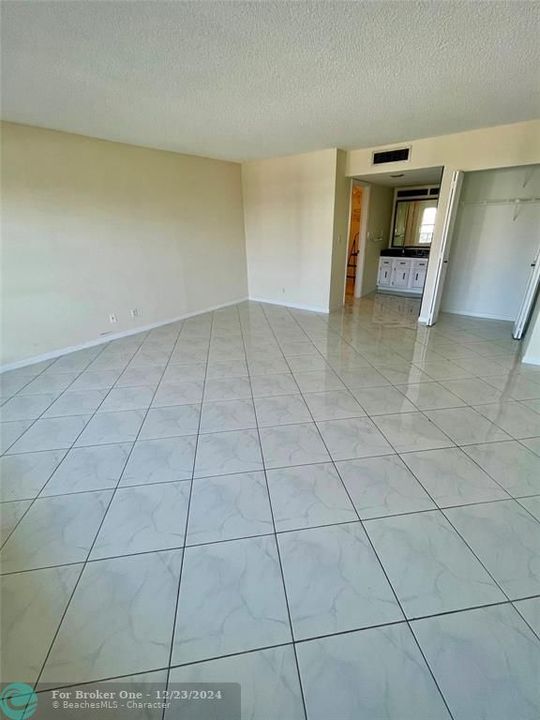 For Sale: $399,000 (1 beds, 1 baths, 1209 Square Feet)