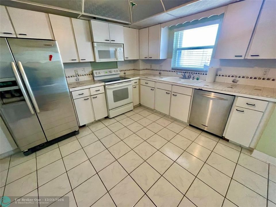 For Sale: $399,000 (1 beds, 1 baths, 1209 Square Feet)