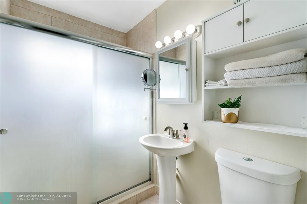 For Sale: $390,000 (2 beds, 1 baths, 961 Square Feet)