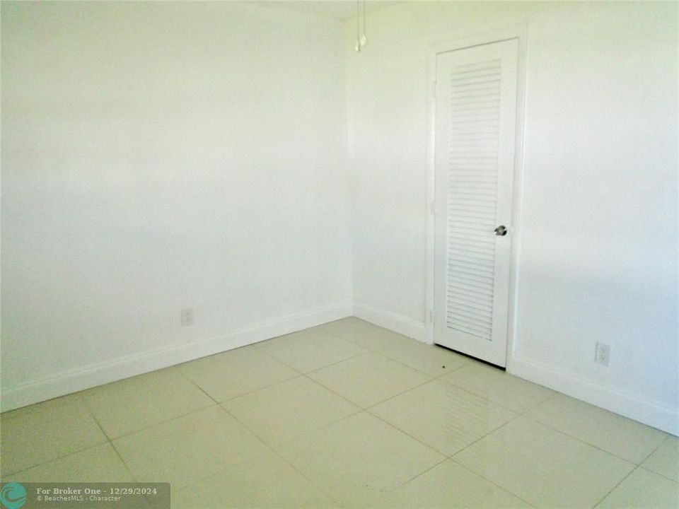 For Rent: $2,450 (2 beds, 1 baths, 874 Square Feet)