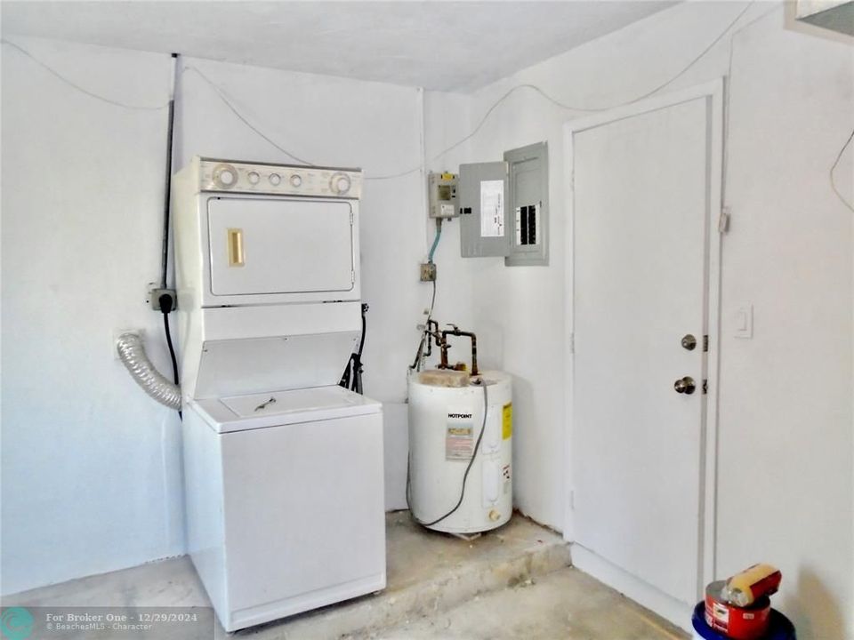 For Rent: $2,450 (2 beds, 1 baths, 874 Square Feet)