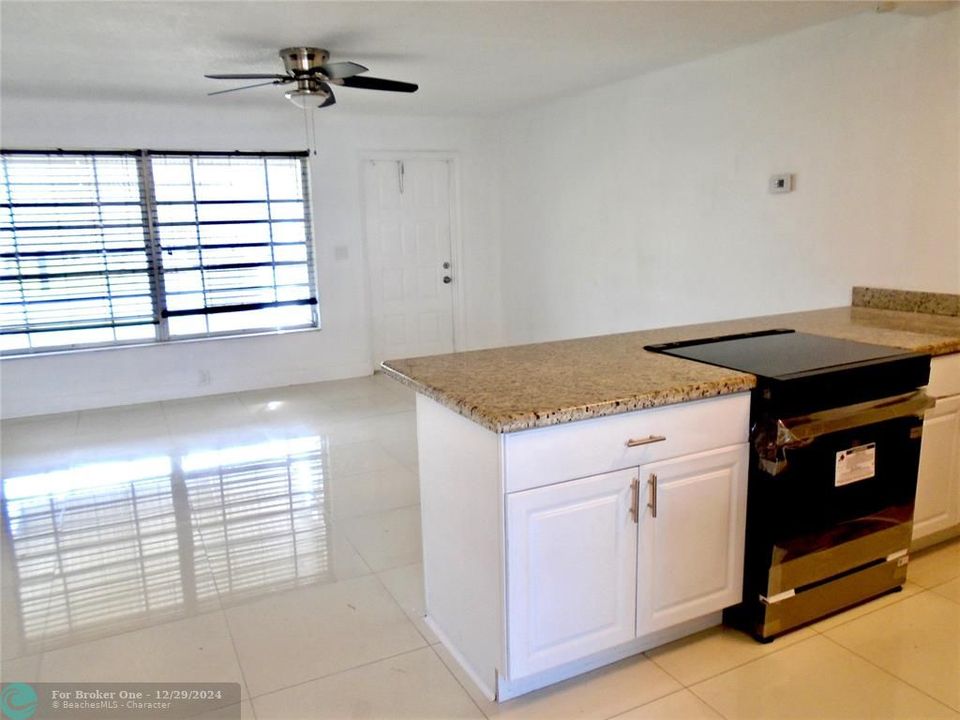 For Rent: $2,450 (2 beds, 1 baths, 874 Square Feet)