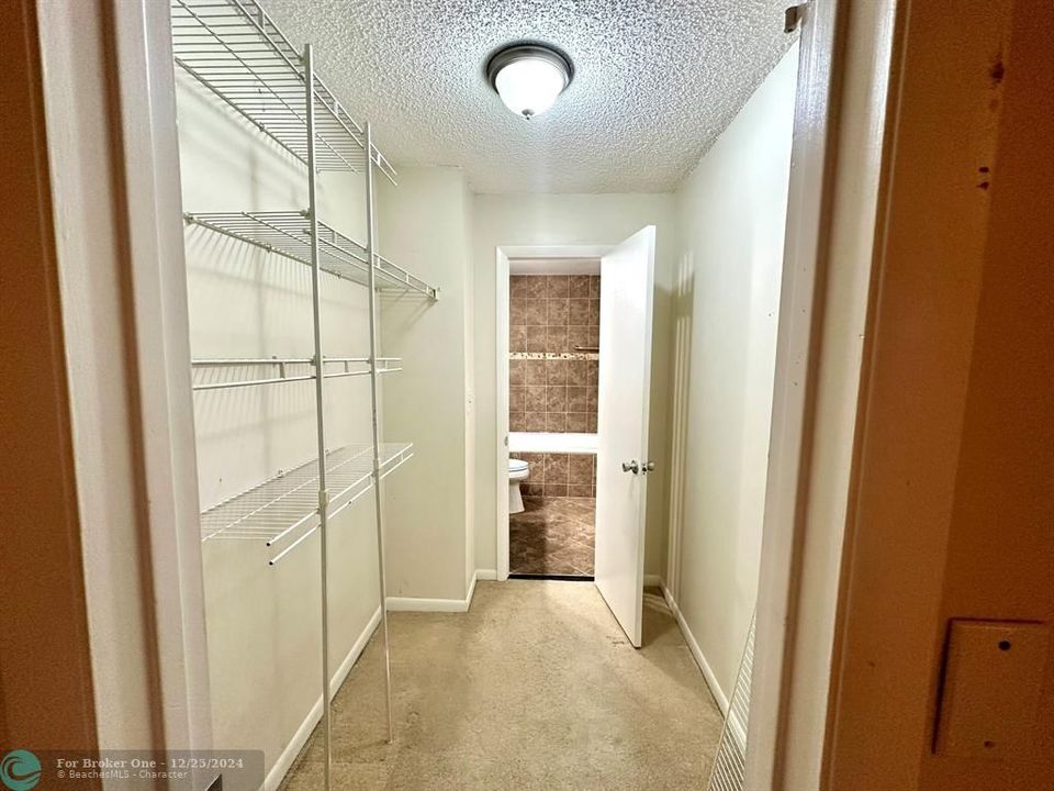 For Sale: $249,000 (1 beds, 1 baths, 800 Square Feet)