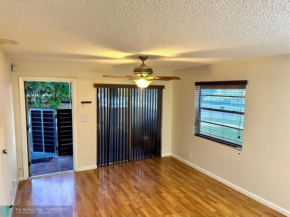 For Sale: $249,000 (1 beds, 1 baths, 800 Square Feet)