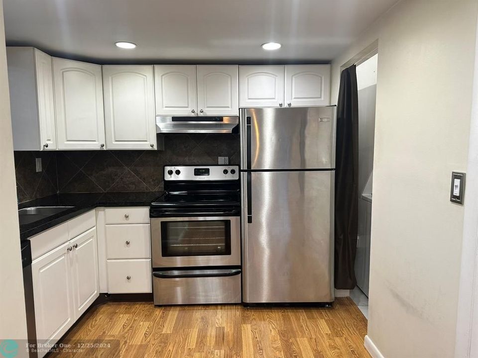 For Sale: $249,000 (1 beds, 1 baths, 800 Square Feet)