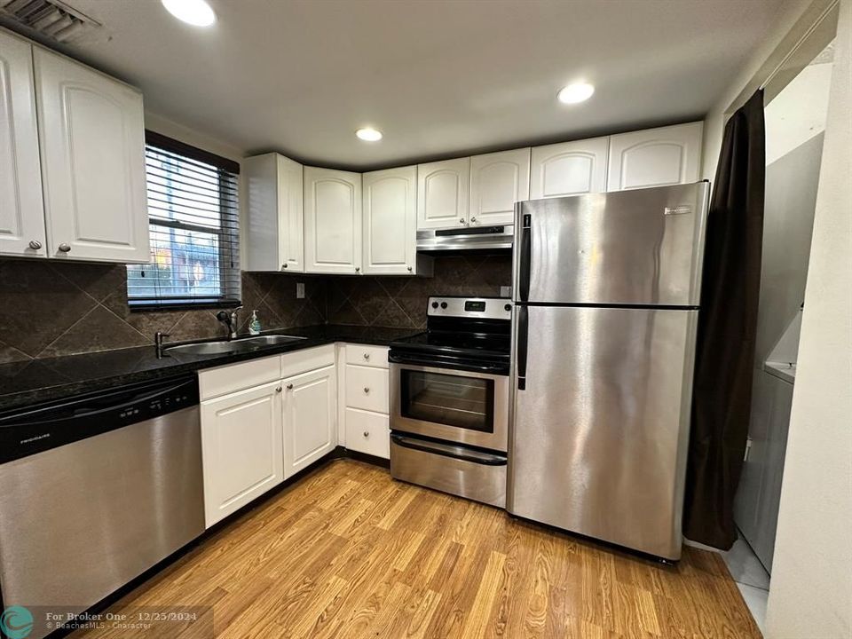 For Sale: $249,000 (1 beds, 1 baths, 800 Square Feet)